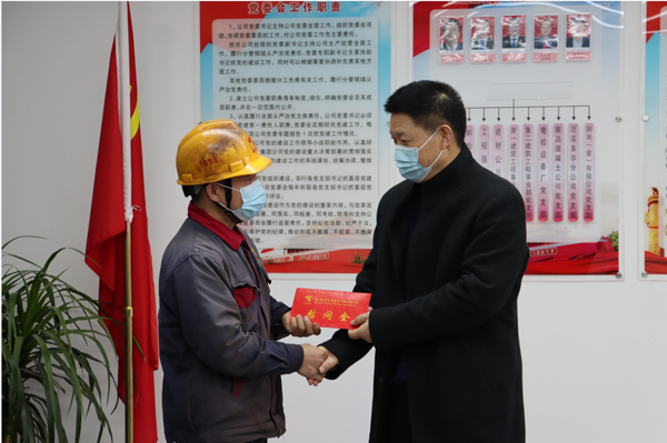 集團(tuán)公司黨委委員、副總經(jīng)理胡新付到公司走訪慰問